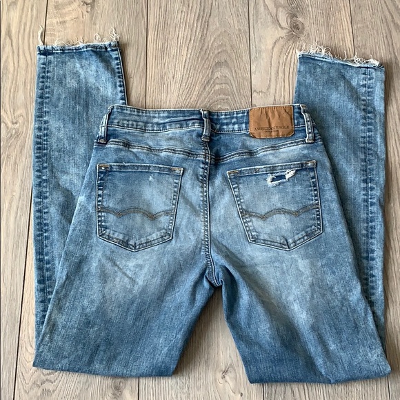 American Eagle Light Wash Distressed Jeans Size 29 - Picture 3 of 5